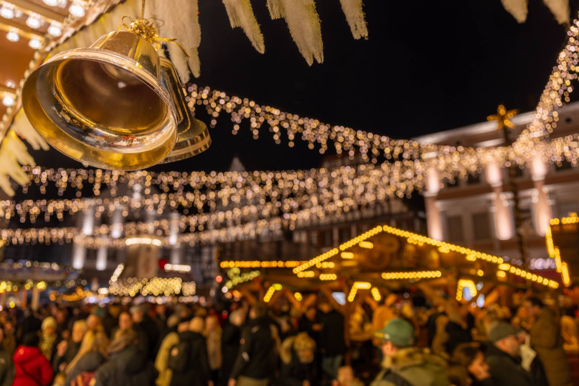 Goldene Glocken über dem Weihnachtsmarkt