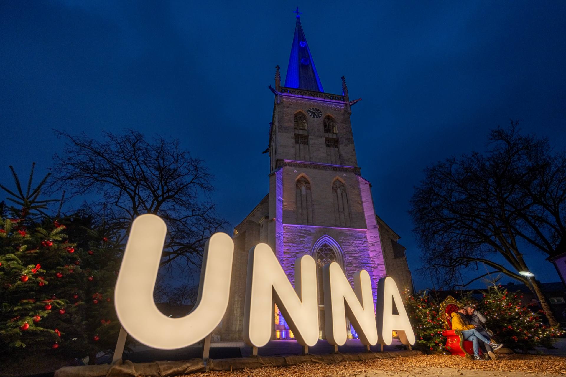 Leuchtschrift UNNA vor der Ev. Stadtkirche