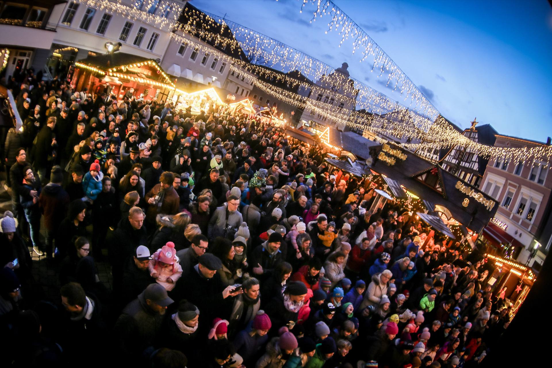 Volle Gassen auf dem Weihnachtsmarkt Unna